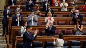 Sánchez, aplaudido por los suyos este miércoles en el Congreso tras el acuerdo europeo. Efe