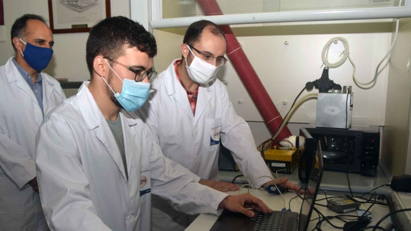 Los investigadores, de izquierda a derecha, Alejandro Díaz, Rafael Pérez y José Fayos.