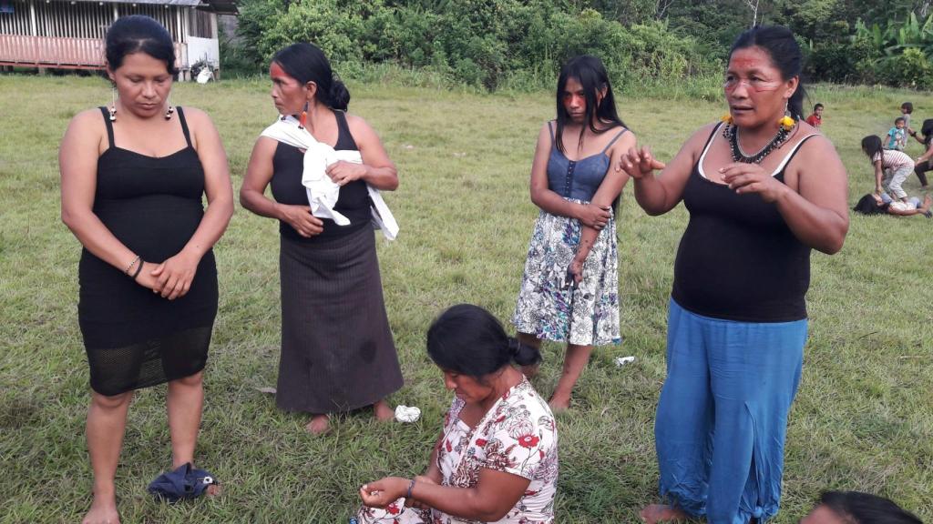Fotografía del pasado 19 de junio que muestra a un grupo de mujeres durante una sesión de empoderamiento, en la aldea de Llamchamacocha (Ecuador).
