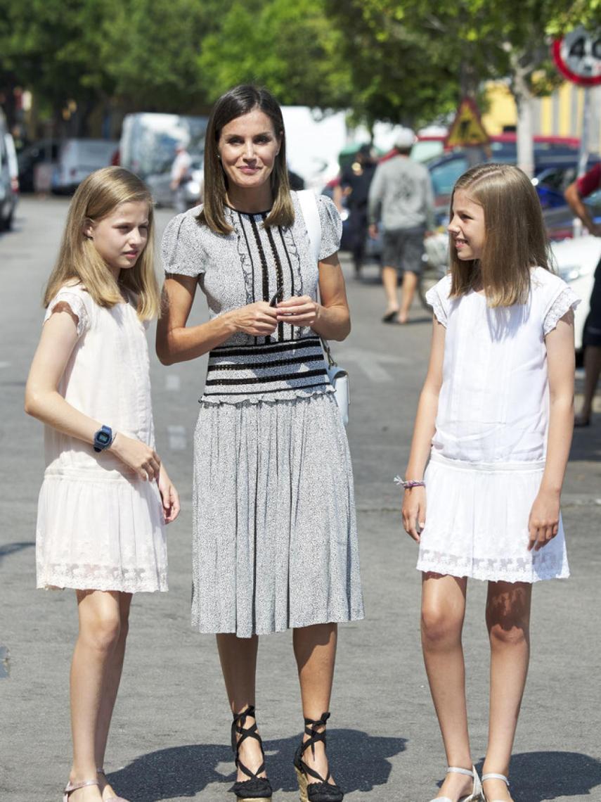 Las infantas Leonor y Sofía con alpargatas a juego de Sara Navarro, regalo de Paloma Rocasolano.