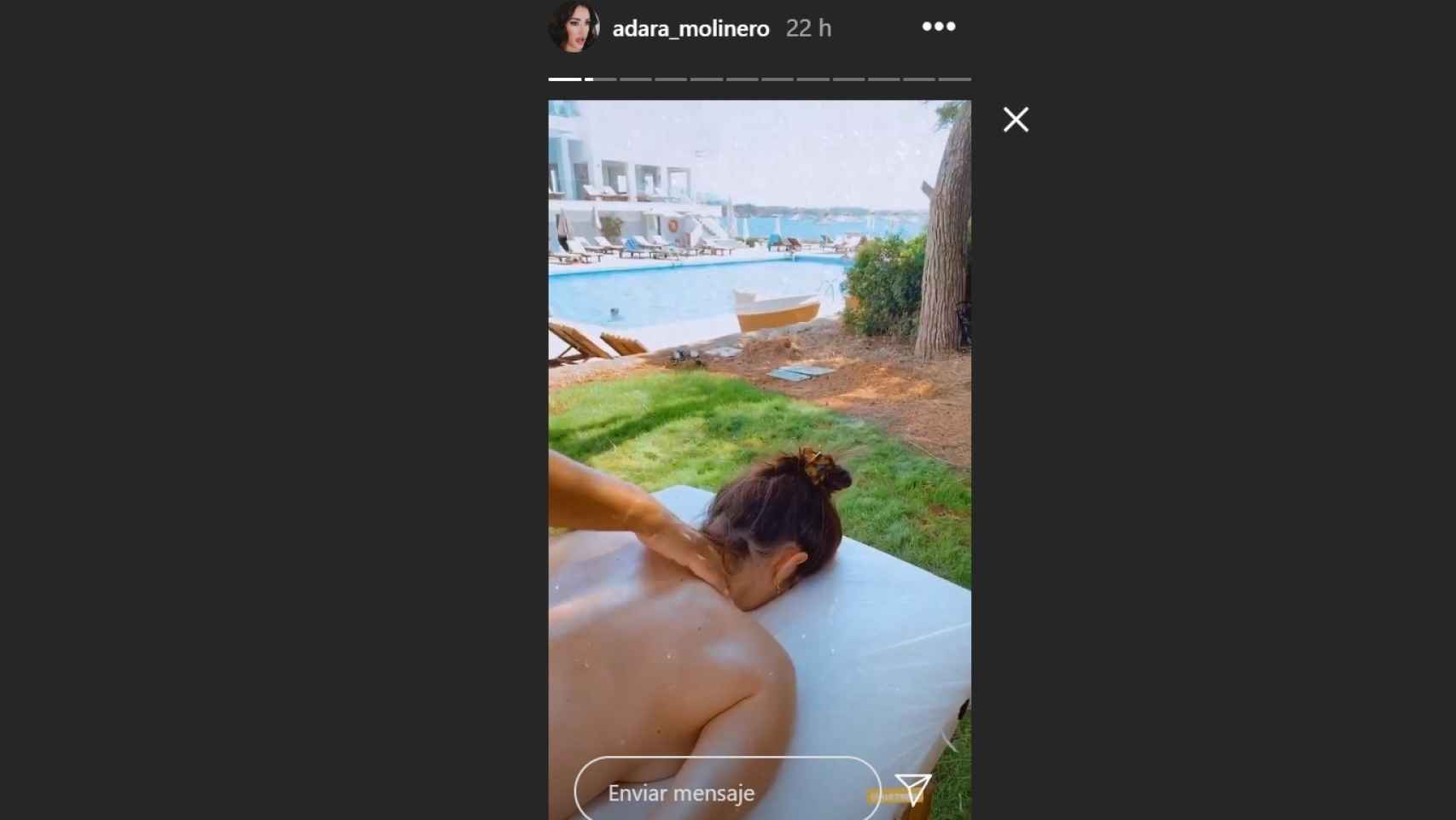 Adara Molinero durante la realización de un masaje en Ibiza.
