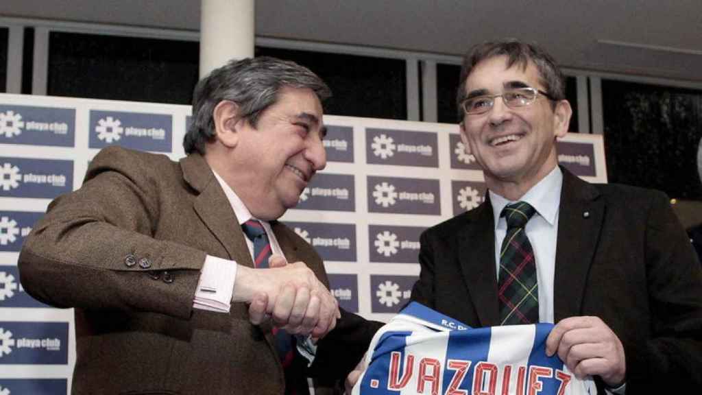Augusto César Lendoiro, junto a Fernando Vázquez en su presentación como entrenador de su Deportivo de La Coruña