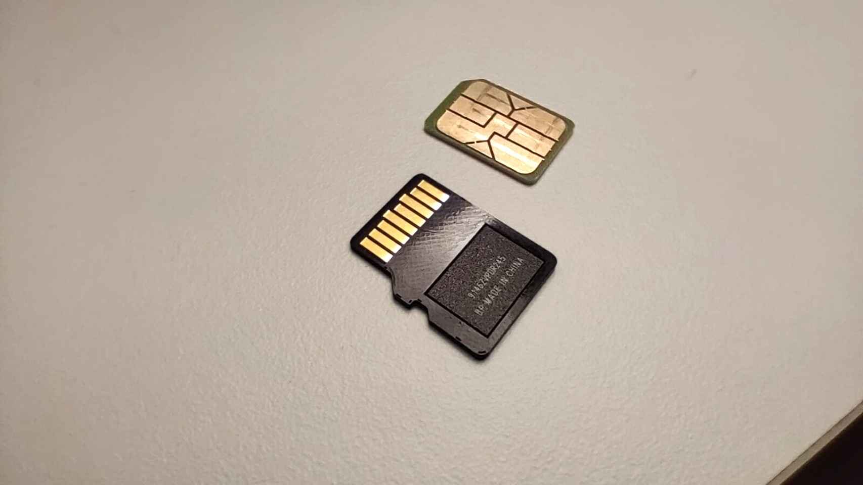 Arriba, tarjeta SIM; abajo, tarjeta MicroSD.