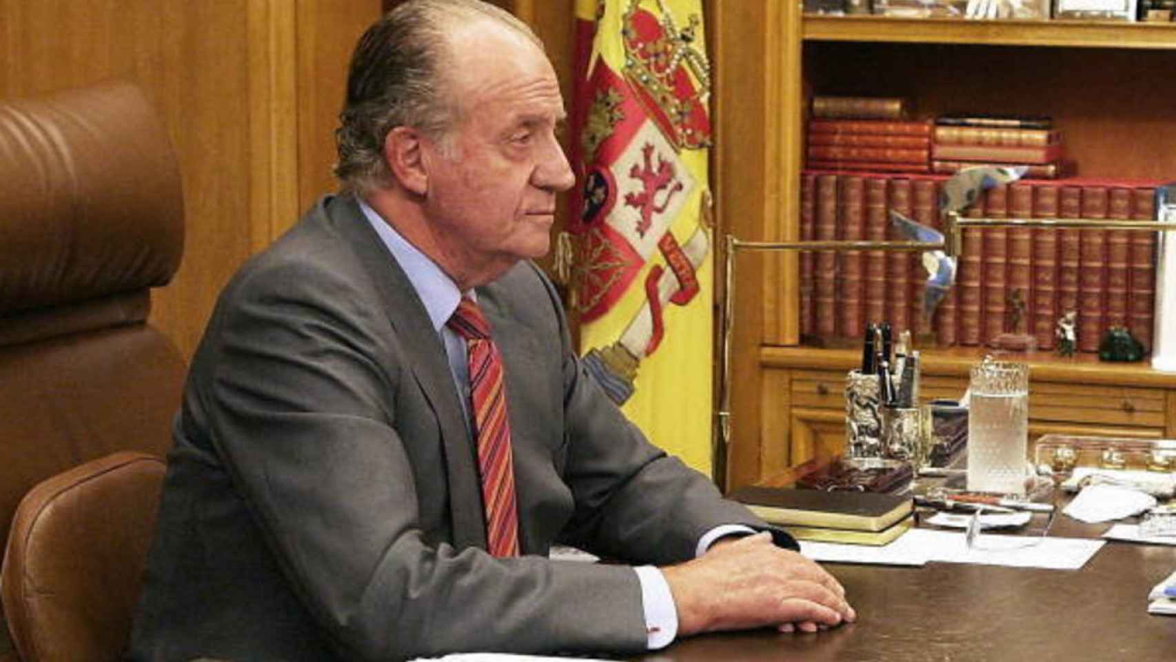 Juan Carlos I, en el que era su despacho en el Palacio de la Zarzuela -ahora de su hijo-.