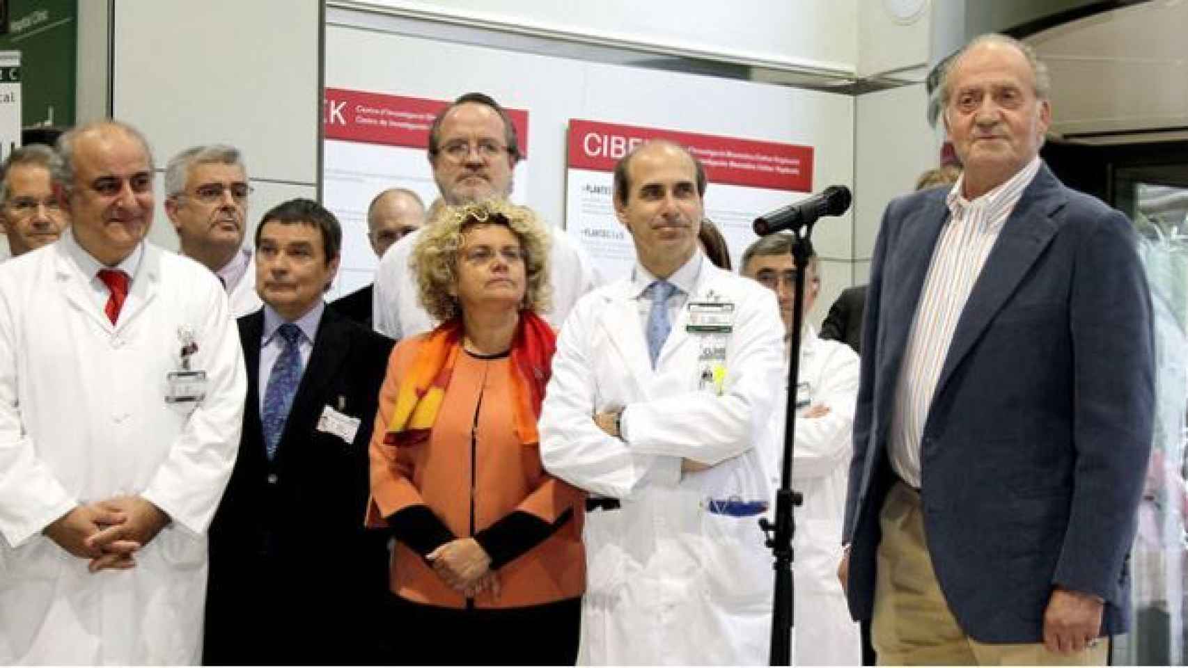 El rey Juan Carlos en el Hospital Clínic de Barcelona tras recibir el alta hospitalaria.