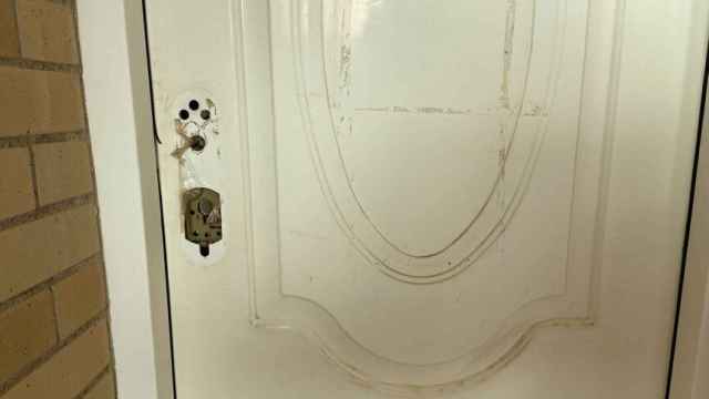 La cerradura de una puerta reventado por okupas, en una vivienda de Marinda D'Or.