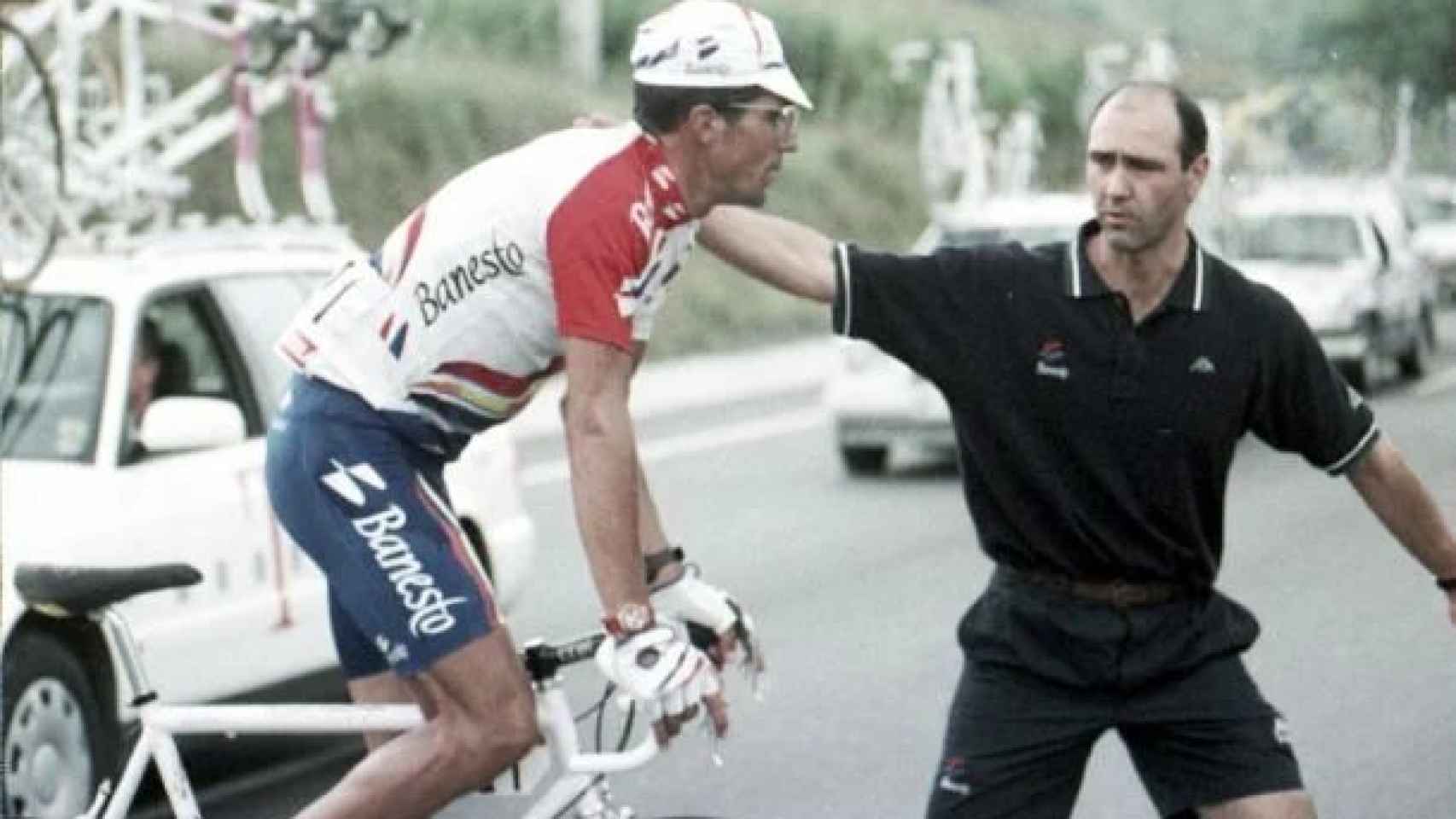 Momento en el que Miguel Indurain se retira de la Vuelta a España 1996