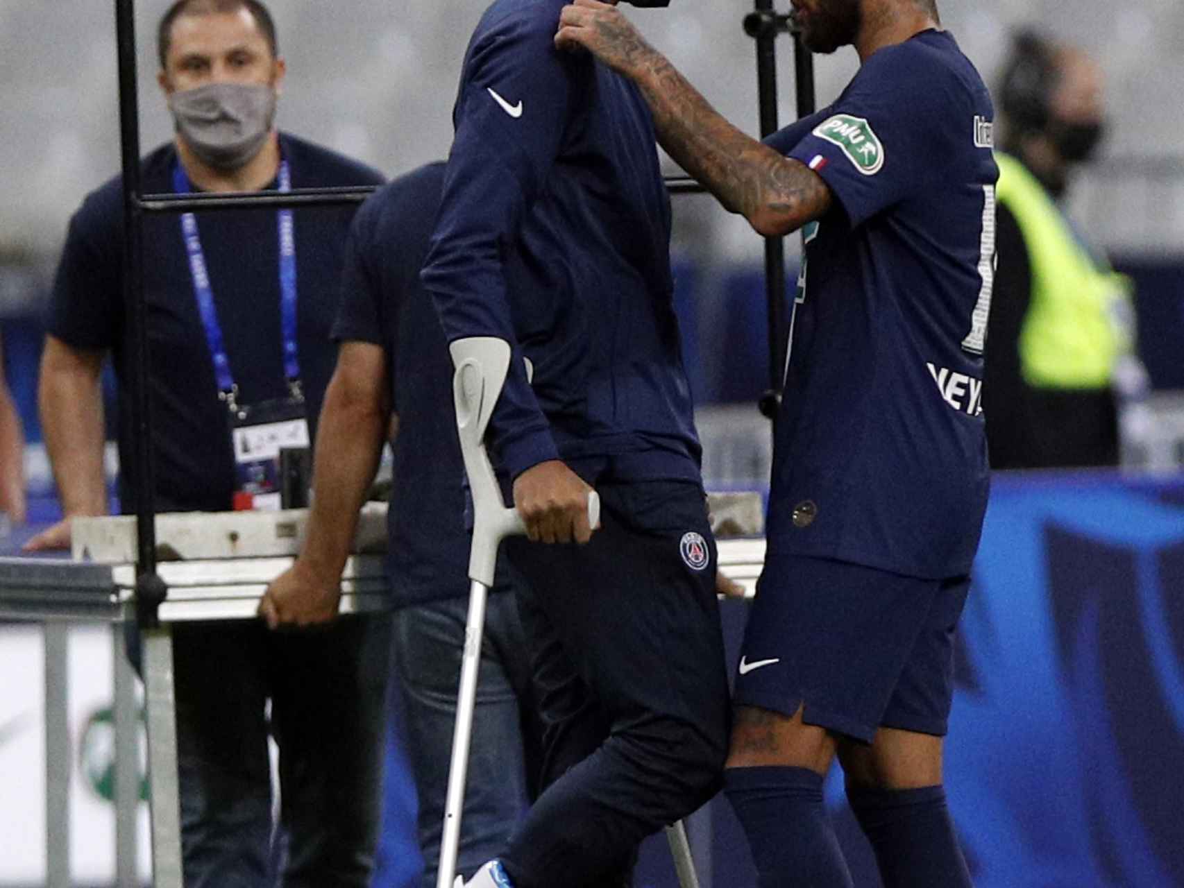 Mbappé, en muletas, recibe el apoyo de Neymar
