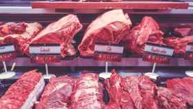 Varias piezas de carne expuestas en una carnicería.