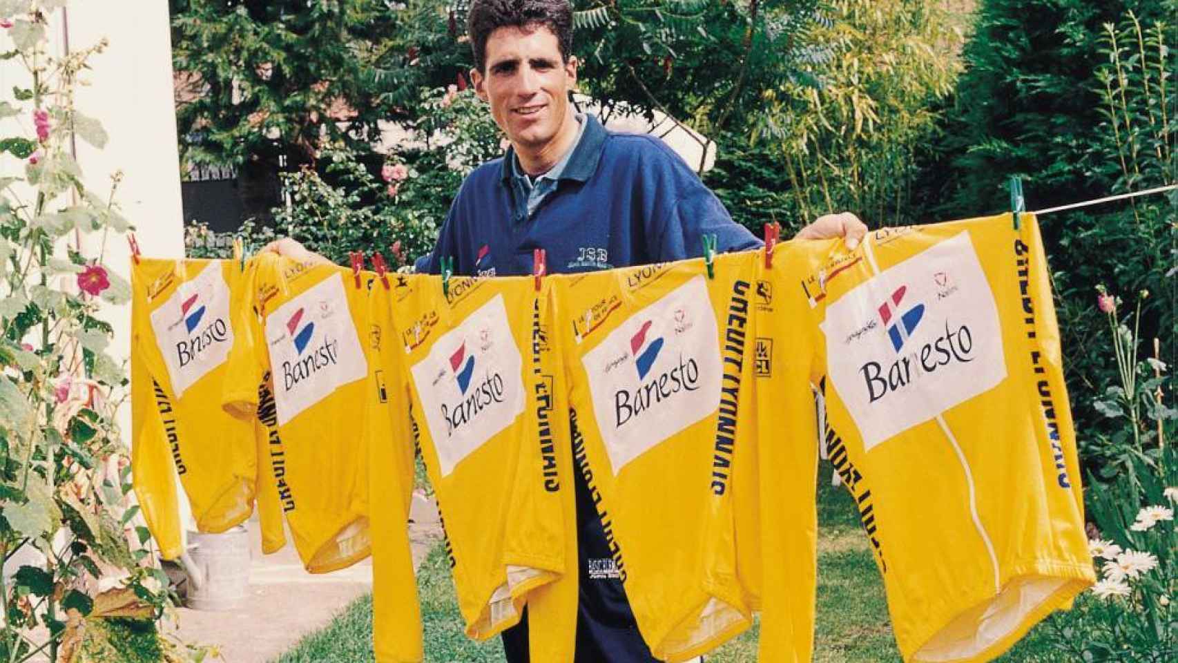 Miguel Indurain posa con los maillots amarillo de sus cinco Tours de Francia