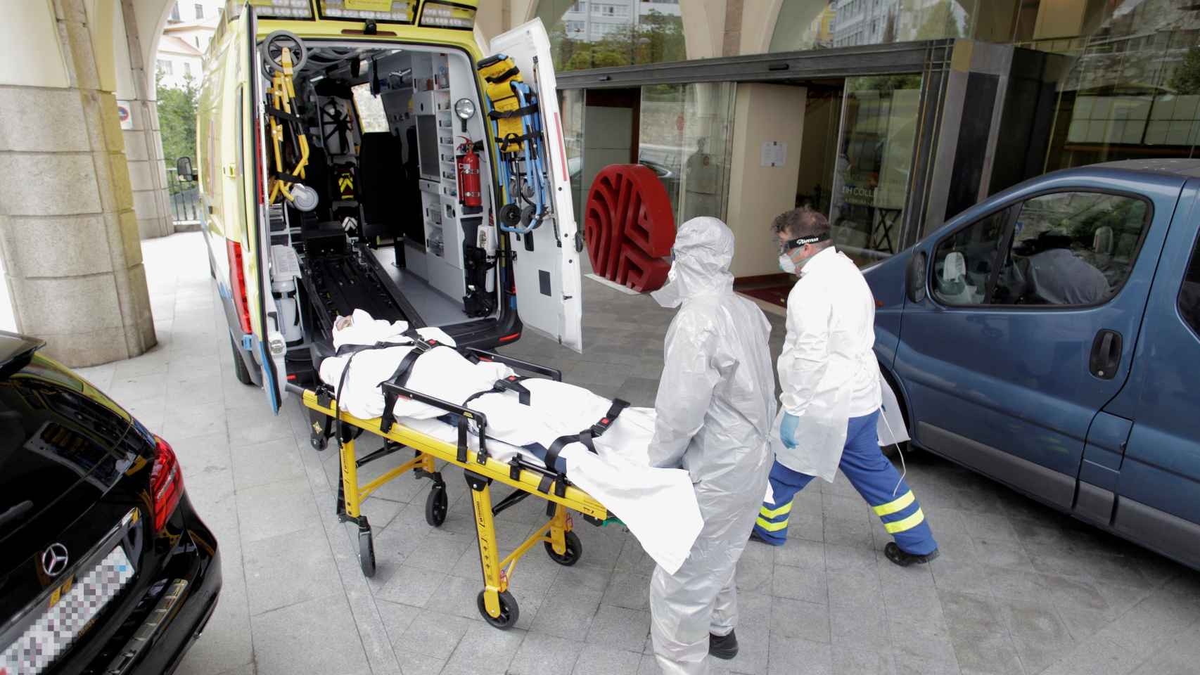 El jugador del CF Fuenlabrada infectado entrando al hospital