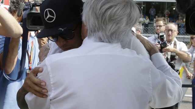 Bernie Ecclestone y Hamilton se abrazan