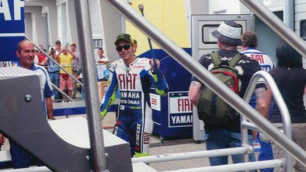 Valentino Rossi en muletas en el GP de Alemania 2010