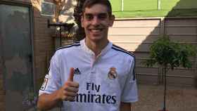 David Mellado con la camiseta antigua del Real Madrid