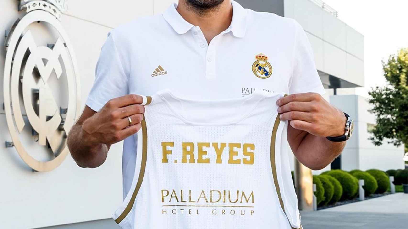 Felipe Reyes, con la camiseta del Real Madrid oficializando su renovación