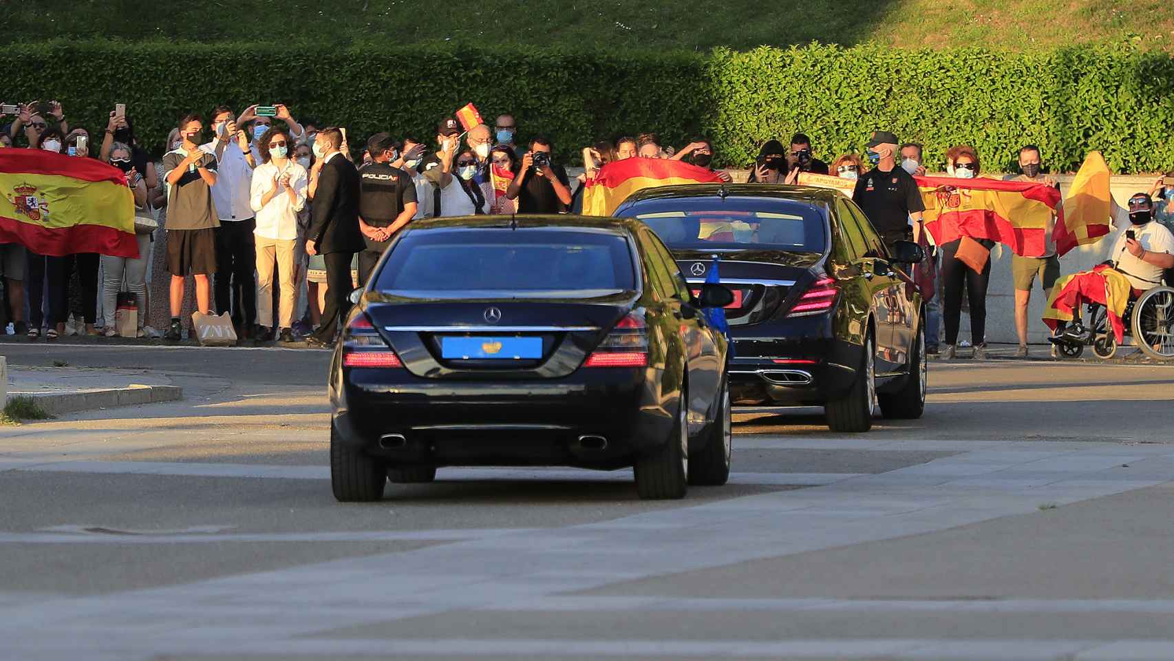 Los dos Mercedes juntos saliendo de La Almudena.