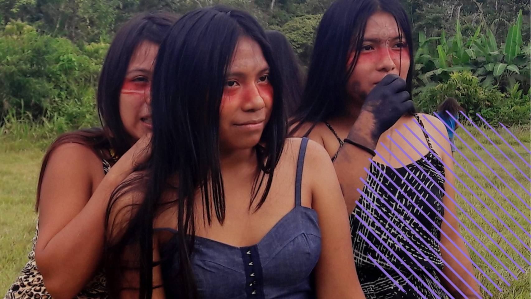 Fotografía del pasado 19 de junio que muestra a un grupo de mujeres durante una sesión de empoderamiento, en la aldea de Llamchamacocha (Ecuador).