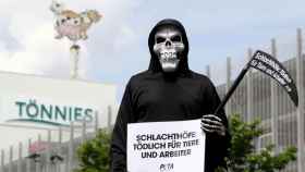 Un activista protesta ante las instalaciones del matadero alemán en el que se produjo un brote.