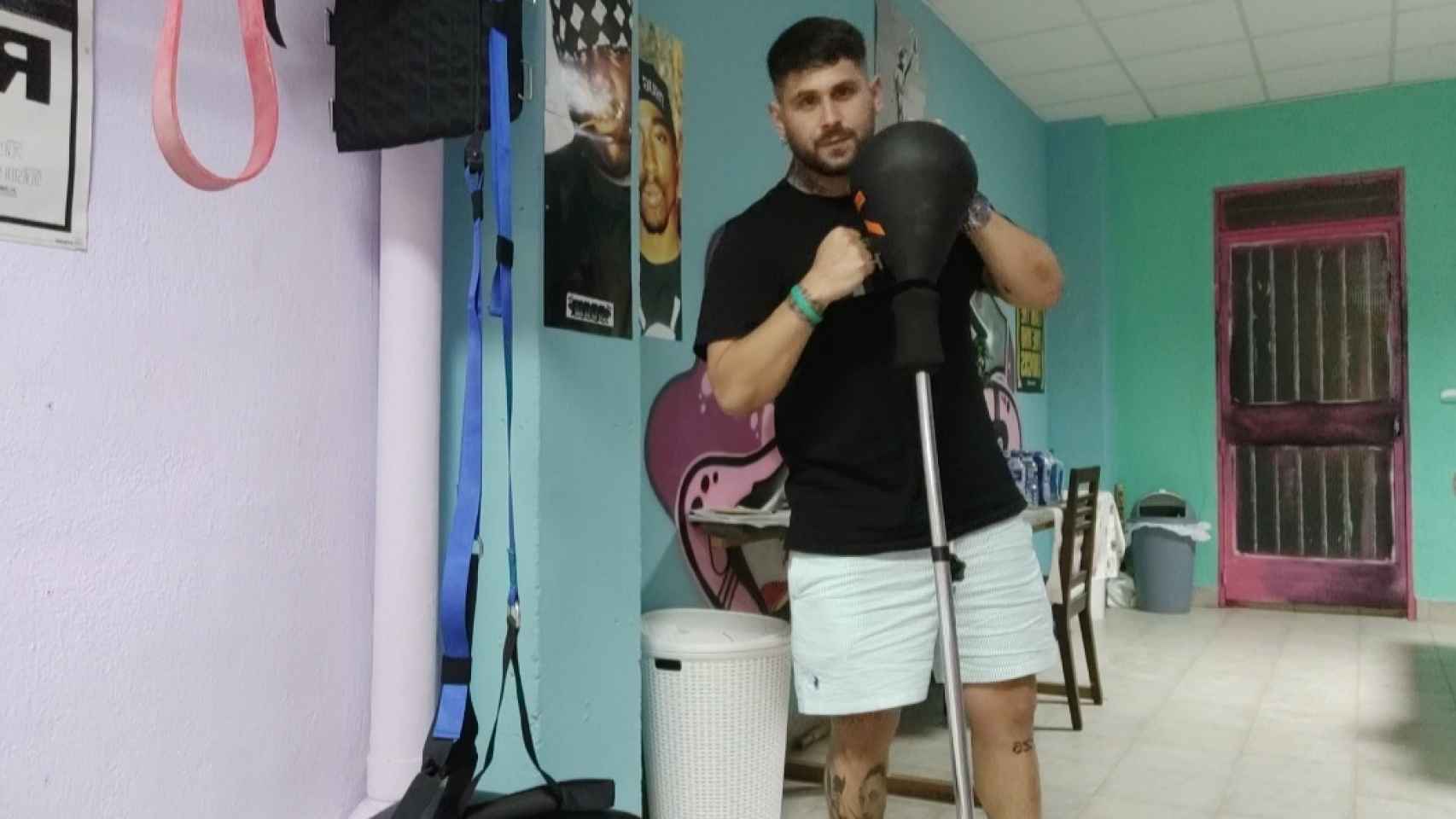 José Pablo, en el gimnasio de su casa, que ya no pisa para practicar boxeo porque se lo impide la pericarditis.