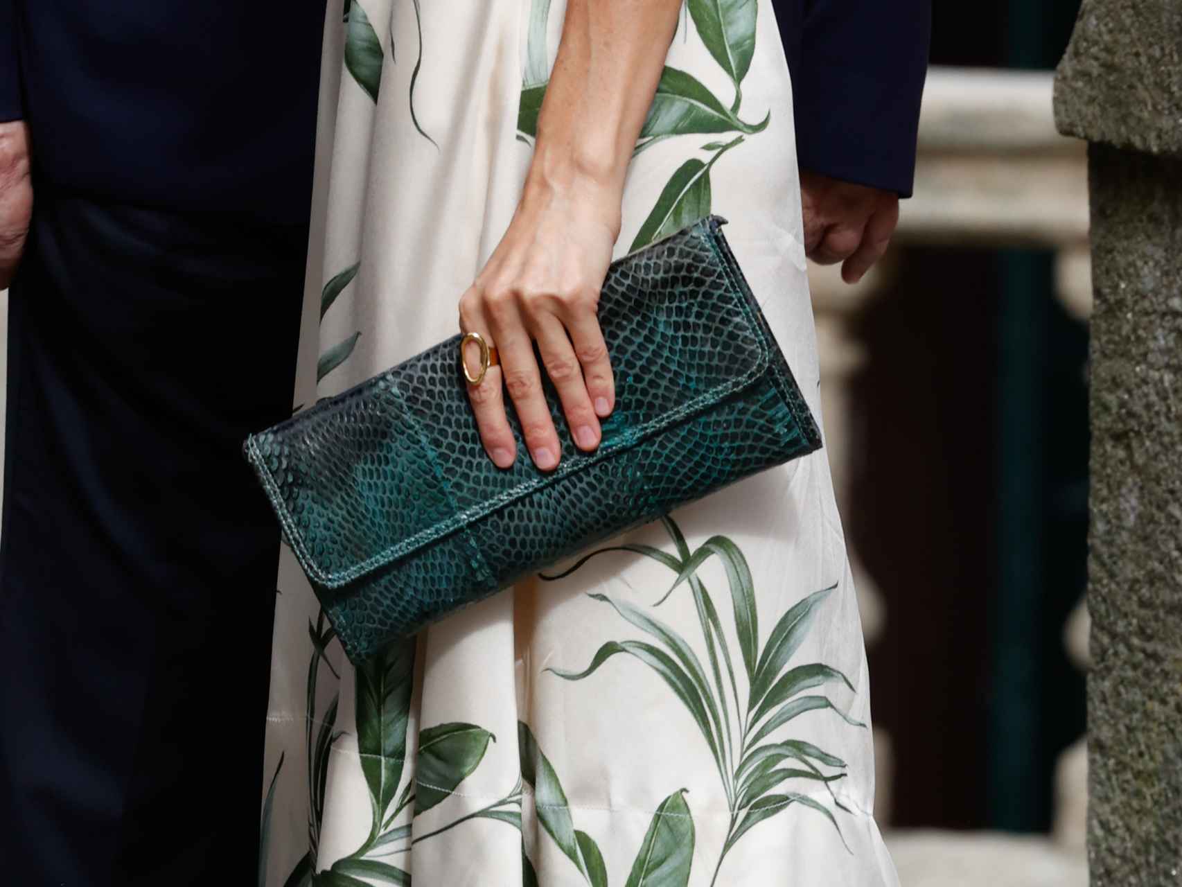 Detalle del bolso de mano de Letizia y su anillo favorito de Karen Hallam.