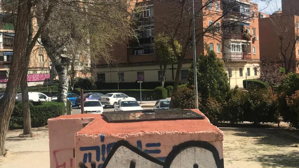 Tras reventar la ventana de la casa de Luis, los okupas la dejaron en el acceso a un parking.