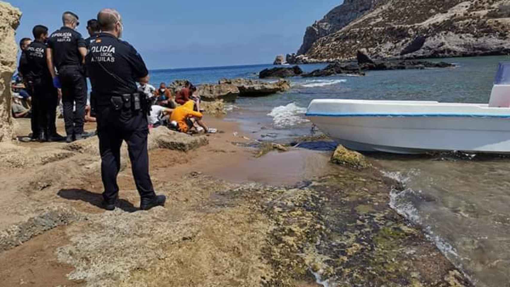 La Policía Local de Águilas custodiando a 24 irregulares llegados ayer al litoral murciano.