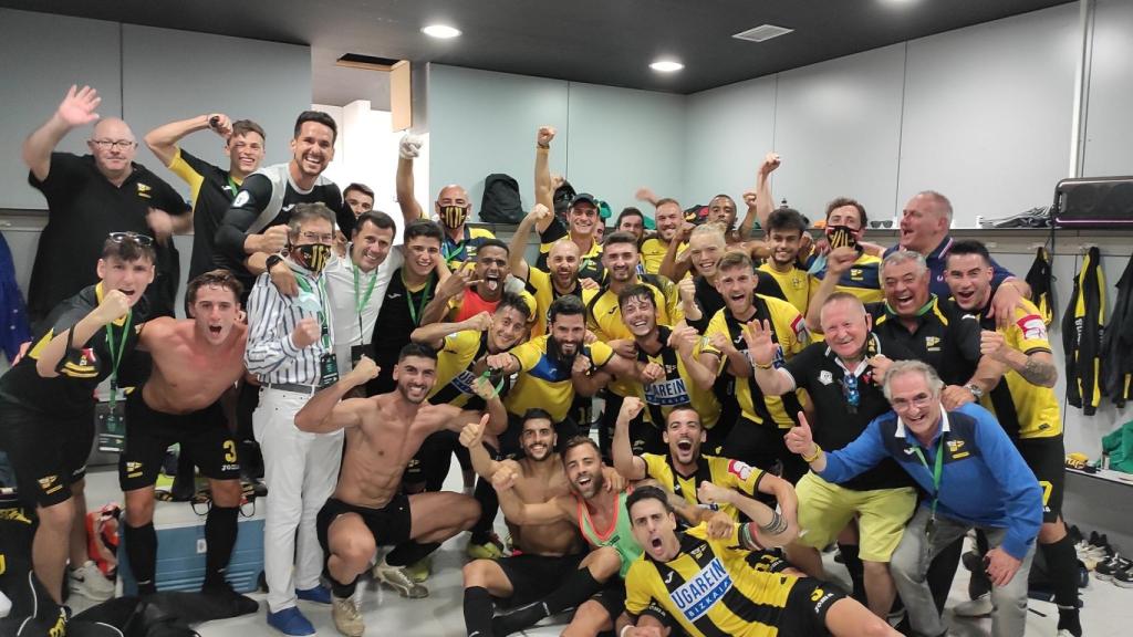 La plantilla del Club Portugalete celebra en el vestuario
