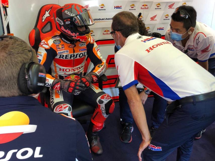 Marc Márquez visitado por sus doctores en el box