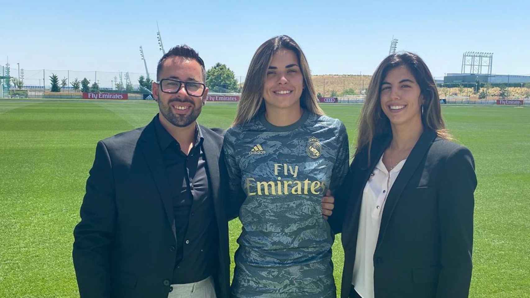 Arkaitz Coca, Misa Rodríguez, jugadora del Real Madrid femenino, y Carlota Planas.