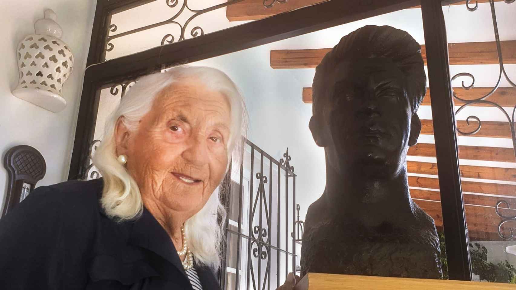 Pilar Chaves, junto a una escultura de su padre.