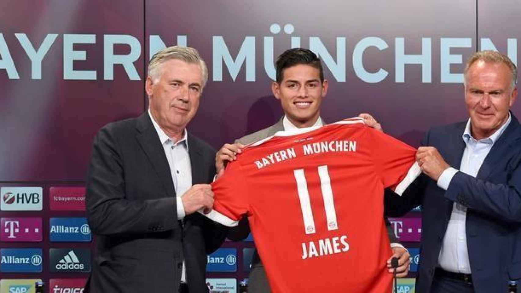 Ancelotti y James posan con la camiseta del Bayern