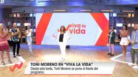 Toñi Moreno es recibida entre aplausos por sus compañeros de 'Viva la vida' (Telecinco).