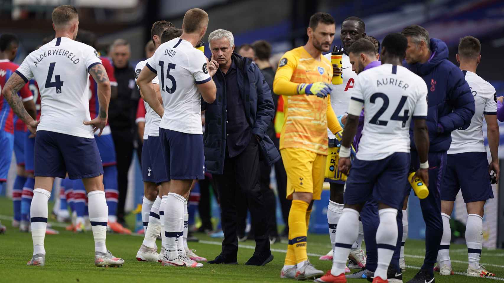 Mourinho habla con los jugadores del Tottenham
