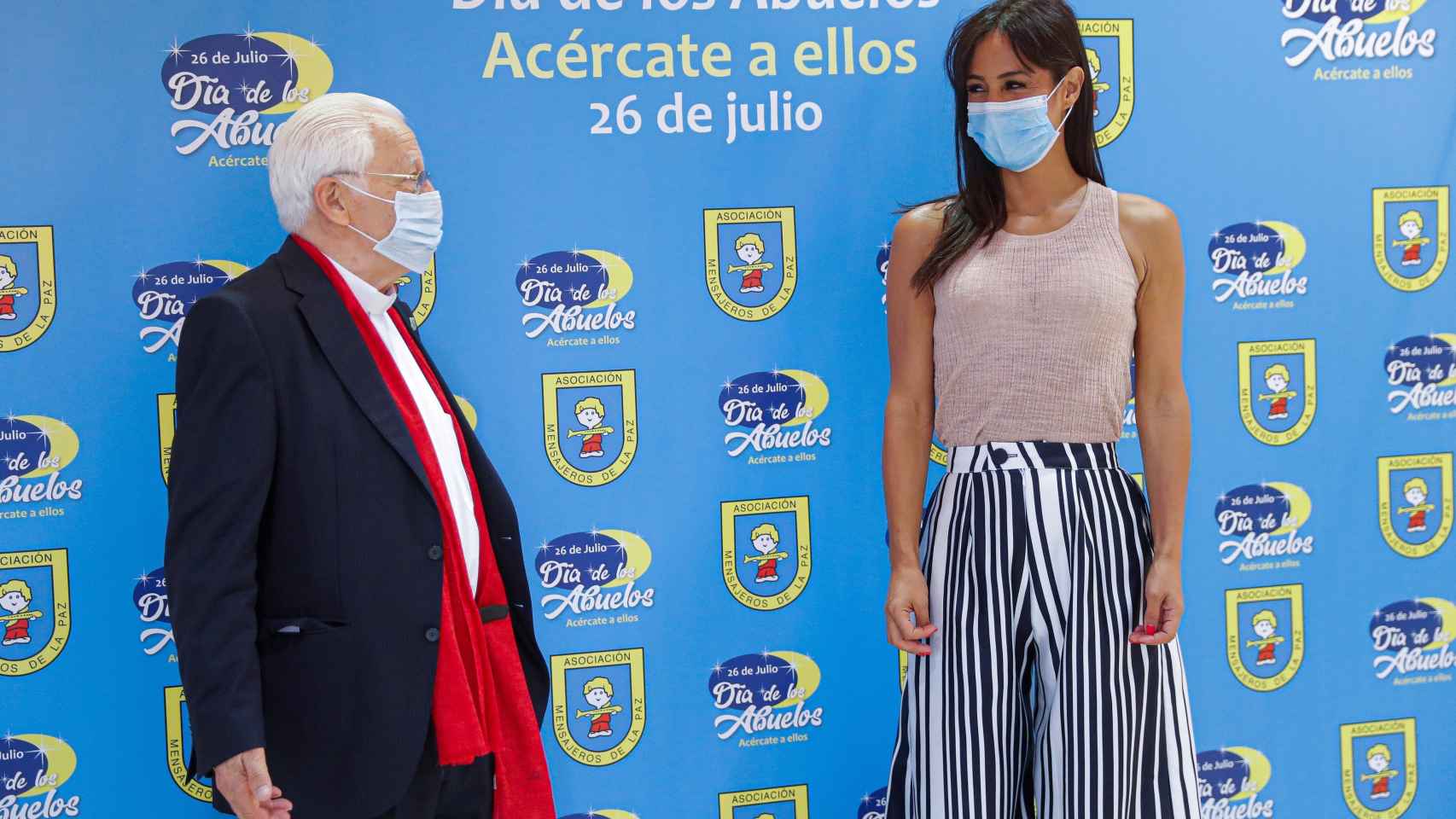 Begoña Villacís junto al Padre Ángel durante el acto de Mensajeros de la Paz por el Día de los Abuelos.