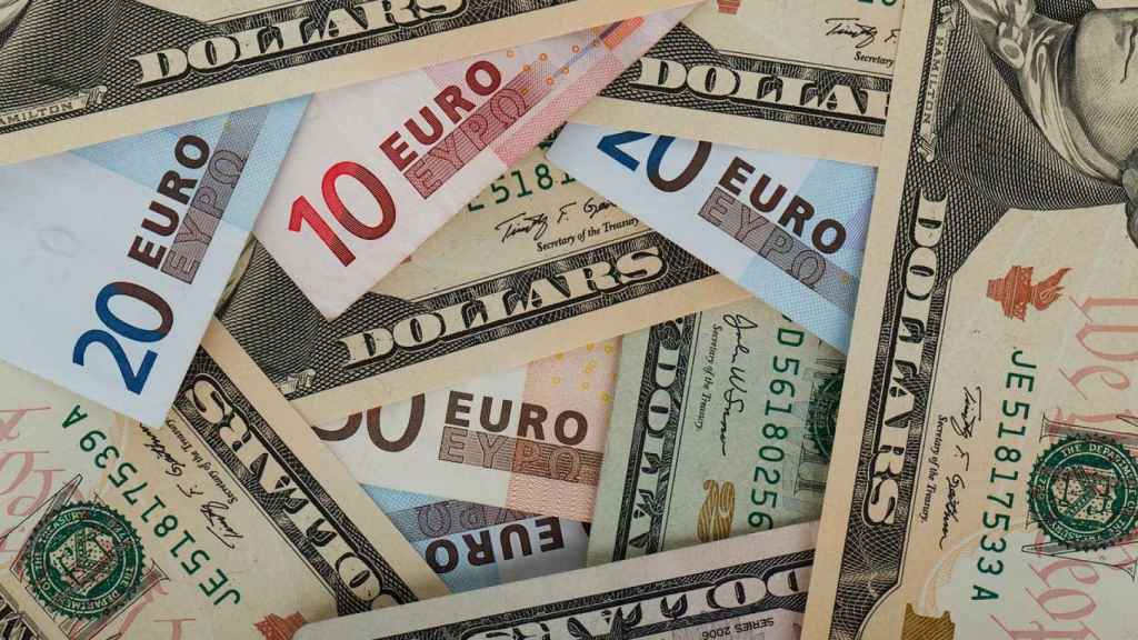 Imagen de archivo de billetes de dólar y euro.