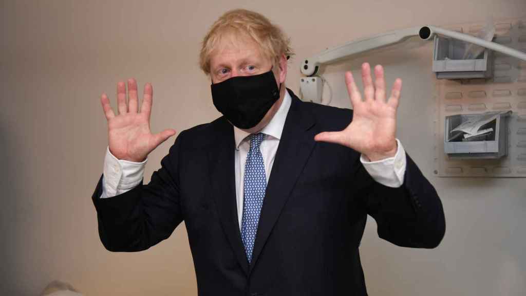 Boris Johnson, primer ministro británico, visita un centro médico en Londres.