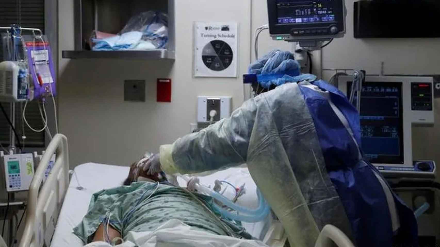 Un hombre lucha contra el Covid-19 en un hospital