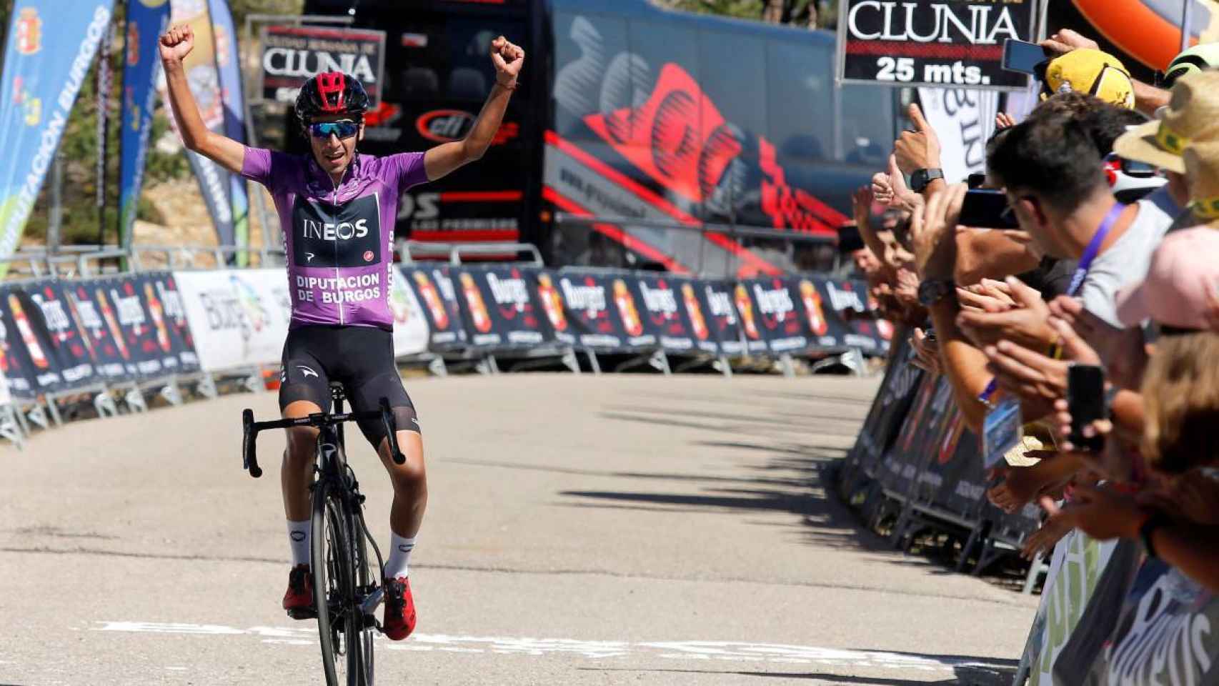 Iván Ramiro Sosa (INEOS) levanta los brazos celebrando su victoria en las Lagunas de Neila en la Vuelta a Burgos 2019