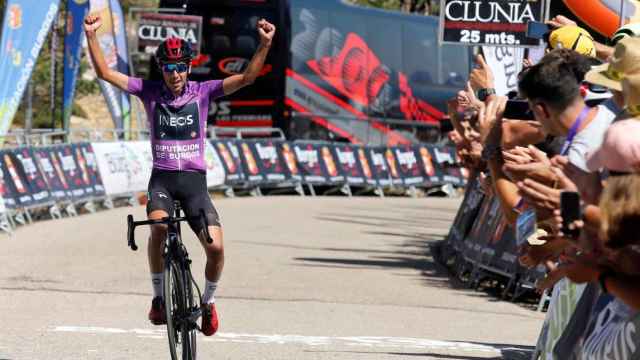 Iván Ramiro Sosa (INEOS) levanta los brazos celebrando su victoria en las Lagunas de Neila en la Vuelta a Burgos 2019