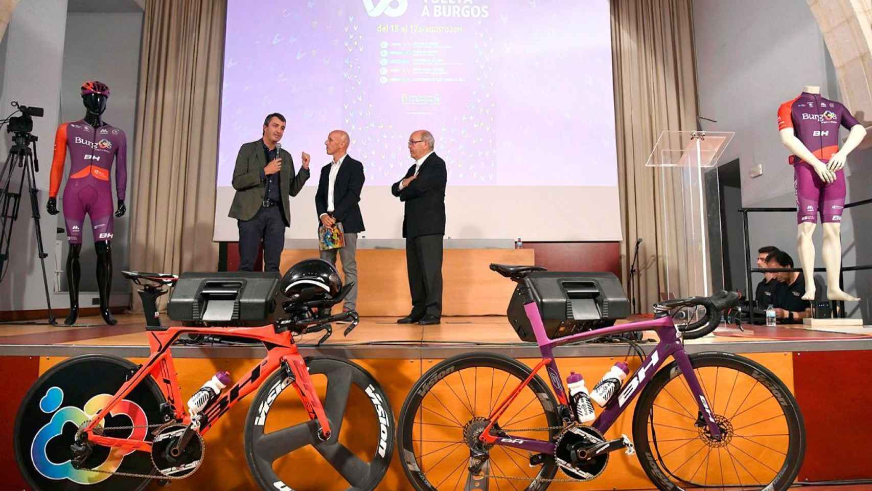 Javier Guillén, director de La Vuelta a España, Juan Mari Guajardo, speaker, y Marcos Moral, director de la Vuelta a Burgos, durante la presentación de la edición de 2019