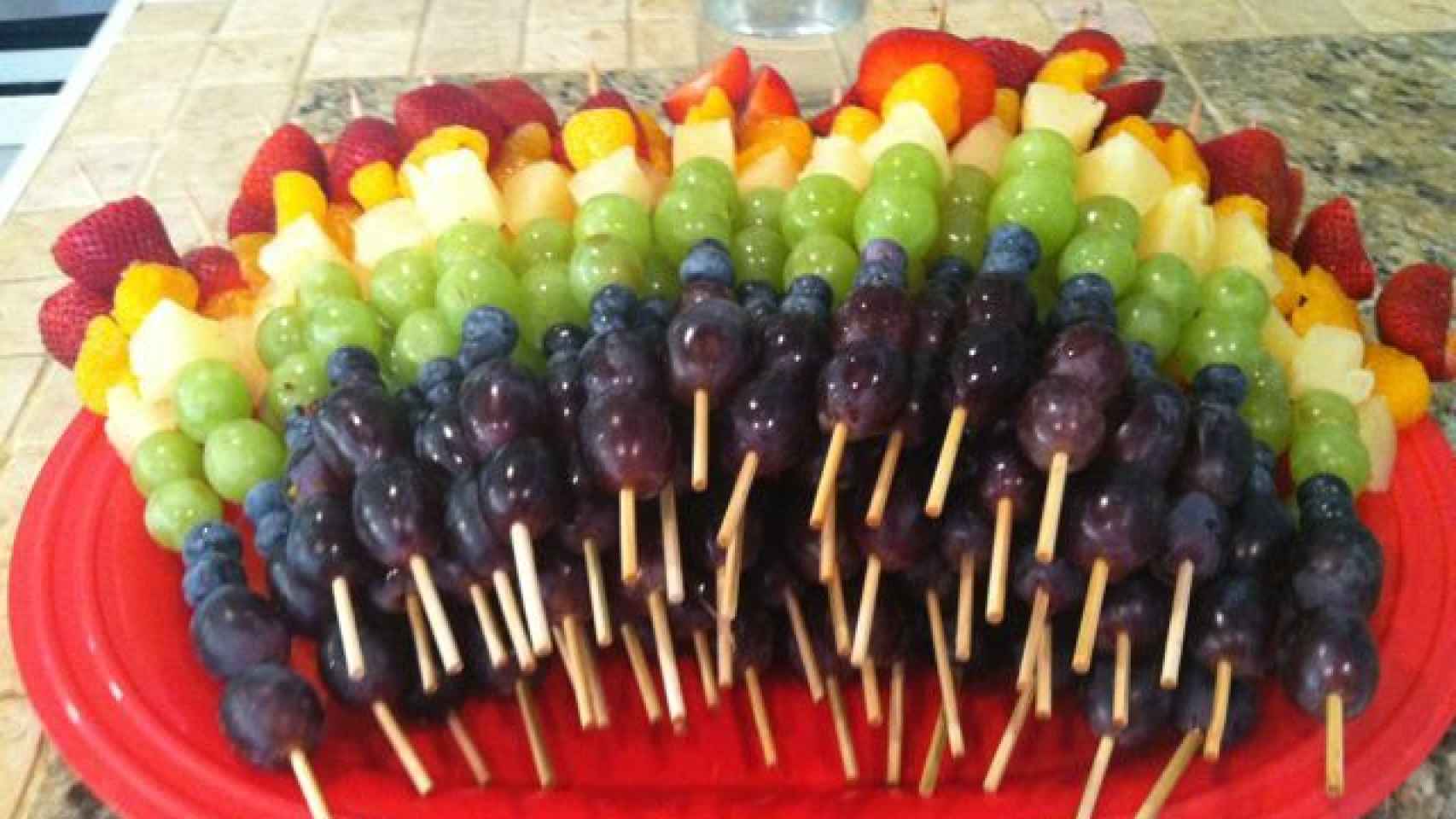 Brochetas de frutas divertidas y originales para fiestas de verano