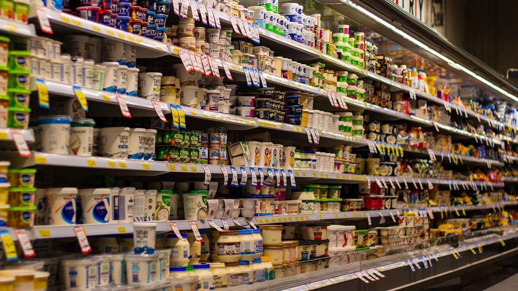 La zona de lácteos de un gran supermercado.