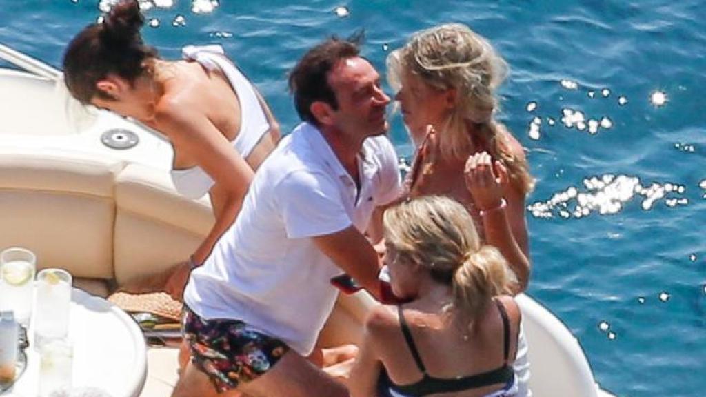 La pareja no oculta su amor mientras disfruta de sus primeras vacaciones.