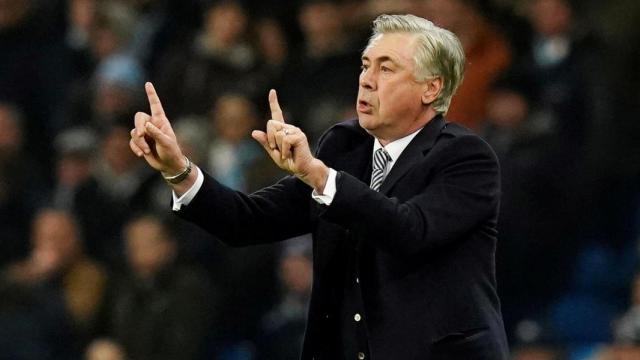 Ancelotti dando indicaciones desde el banquillo