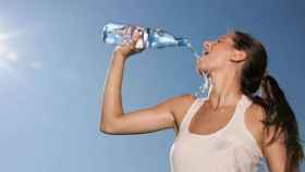 Hay que beber agua para no deshidratarse con el calor