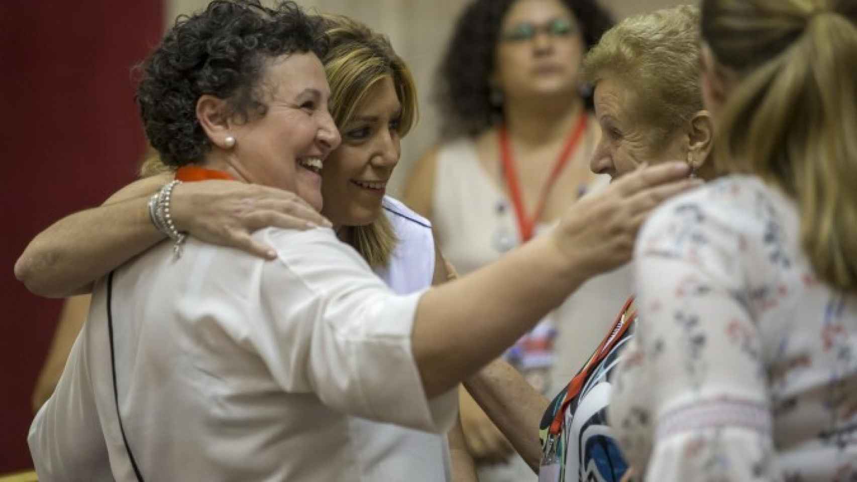 María Salmerón junto a la expresidenta de la Junta de Andalucía, Susana Díaz, en el Parlamento.
