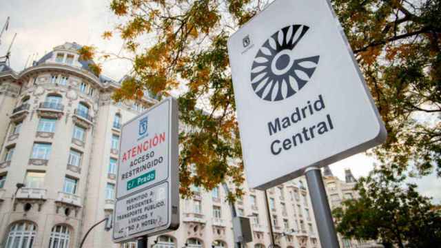Señales de Madrid Central que advierten del área restringida en la ciudad.