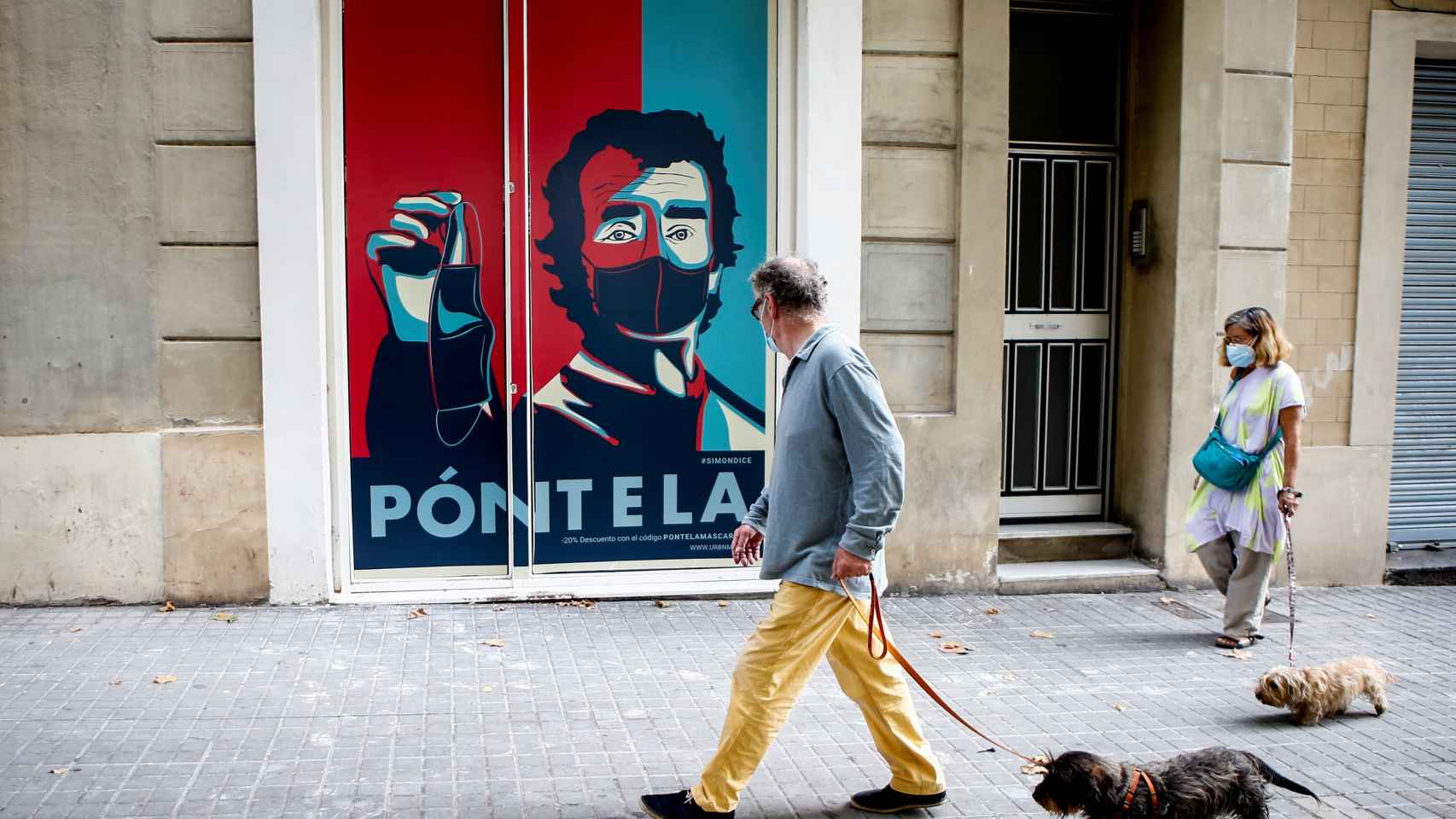 Un graffiti con la imagen de Fernando Simón en la entrada de un comercio del barrio del Eixample de Barcelona.