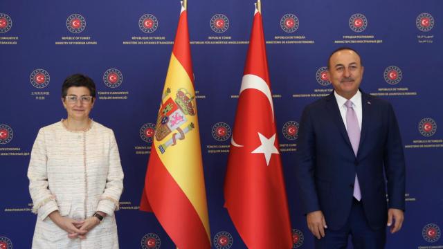 La ministra de Exteriores de España, Arancha González Laya, junto a su homólogo turco, Mevlüt Çavusoglu.