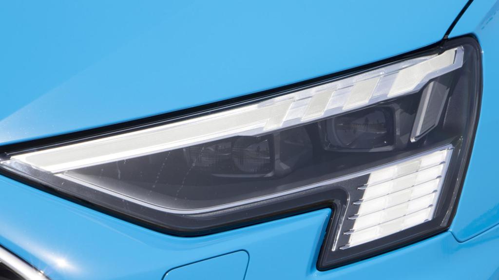 De serie los faros son de led.
